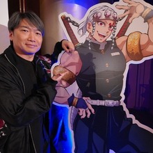 「鬼滅の刃」パリとベルリンで舞台挨拶を開催、現地ファンの質問に宇髄天元役・小西克幸と高橋Pが答える 画像