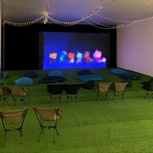 イオンエンターテイメント、DCI認証LEDビジョン活用した「LEDヘッドホンシネマ」を始動。映画館のない地域でも映画上映を可能に 画像