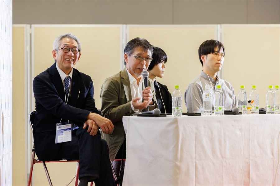 左から、八代健志監督、及川雅昭チーフプロデューサー、廣木綾子監督、日下部泰寛プロデューサー