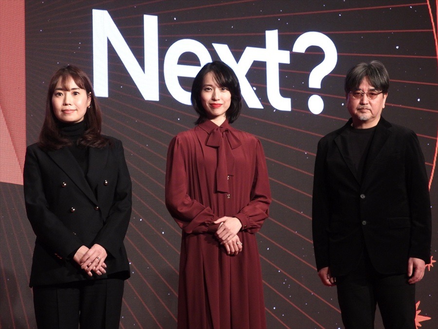 左から、岡野真紀子プロデューサー、戸田恵梨香、瀧本智行監督