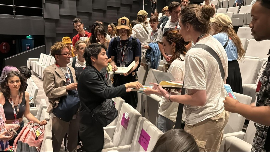 アヌシー国際アニメーション映画祭での『ホウセンカ』公式上映時、観客にサインする木下麦監督