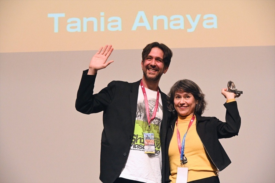 左：審査員のホセ・ハビエル・フェルナンデス・ディアス氏、右：タニア・アナヤ監督