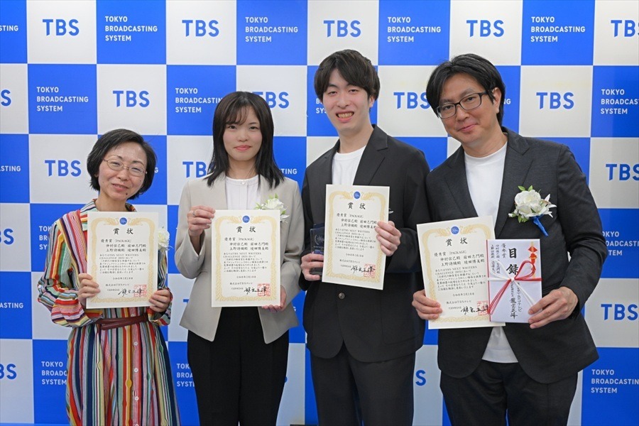 「PACKAGE」右から、仲村弦己（なかむらげんき）前田志門（まえだしもん）上野詩織（うえのしおり）境田博美（さかいだひろみ）