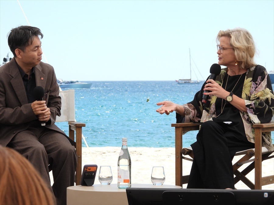 左：柳井康治氏、右：Wendy Mitchell氏
