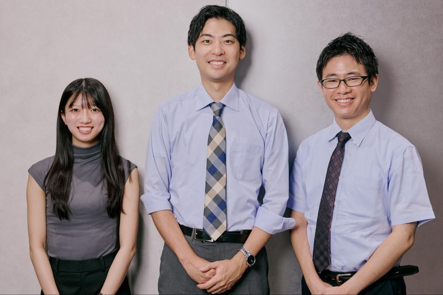 左から：営業統括本部 産業・流通営業統括本部 第四営業本部 第一営業部 第一グループ担当　松本琴里氏、同営業部  第一グループ主任　須貝玲哉氏、産業・流通事業グループ 産業・流通情報サービス第三事業部 サービス第二本部 第二システム部 第一グループ技師　八木彩人氏