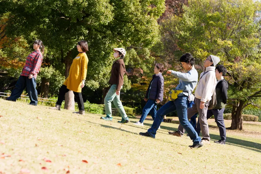 「からだで発見！まちを歩いて、おどってみよう！」（国分寺の〇〇探し）撮影：松本和幸