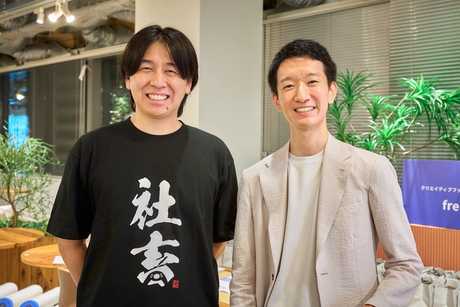 左：自社グッズを着用するPlott奥野翔太氏、右：ClaN Entertainment永瀬優氏