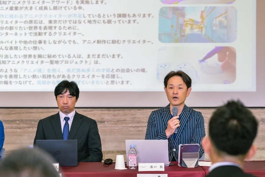 アワードについて説明するMyAnimeList代表取締役、溝口敦氏（右）。同社は世界最大級のアニメ・マンガのコミュニティ＆データベースMyAnimeListを運営している。