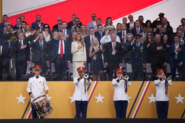 トランプ大統領主導の陸軍記念パレード、ハリウッドの小道具会社に特需をもたらす 画像