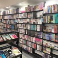コミック・ライトノベルが並ぶ店内（タウソン店）