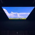 天井LEDパネルから投影した空の風景。高輝度での映像出力で日差しの差し込みも自然に再現できる。