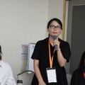 中央：竹内文恵氏