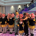 日本アニメ8店舗オープン記念イベントで「SPY×FAMILY」アーニャのコスプレイヤーが集結！
