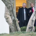 ジョン・ヴォイト（左）とトランプ大統領（右）