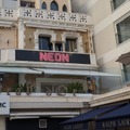 カンヌのホテルのベランダに掲げられていたNEONの垂れ幕