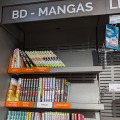 フランスの駅の売店のマンガコーナー