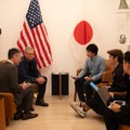 取材を受けるマイケル・レーマン氏