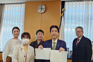 城内実クールジャパン大臣がアニメーター体験　現場の技術に驚きの声「線にニュアンス乗せる難しさ実感」 画像