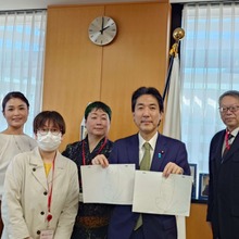 城内実クールジャパン大臣がアニメーター体験　現場の技術に驚きの声「線にニュアンス乗せる難しさ実感」 画像