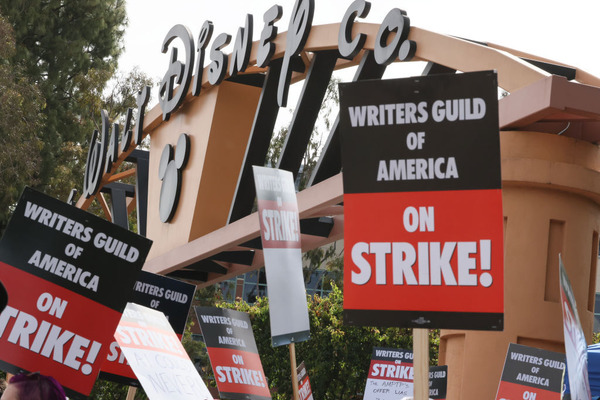 ハリウッドで脚本家らがストライキを開始　その経緯と現状とは？