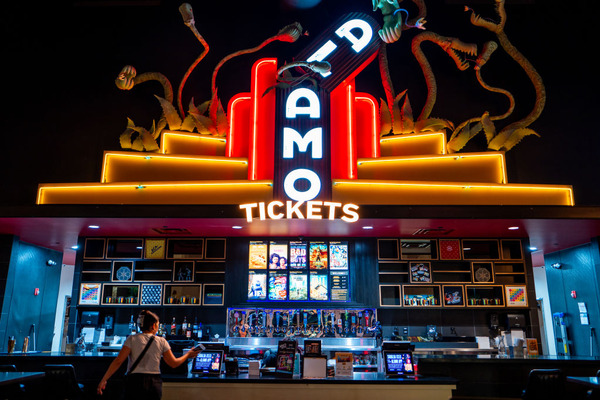 ソニー、米映画館チェーンのアラモ・ドラフトハウスを買収　体験型エンタメへの取り組みを強化