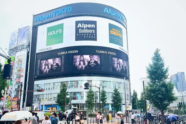 デジタル・プレイスメントを活用した新広告「推しMV広告」、新宿で放映開始 画像