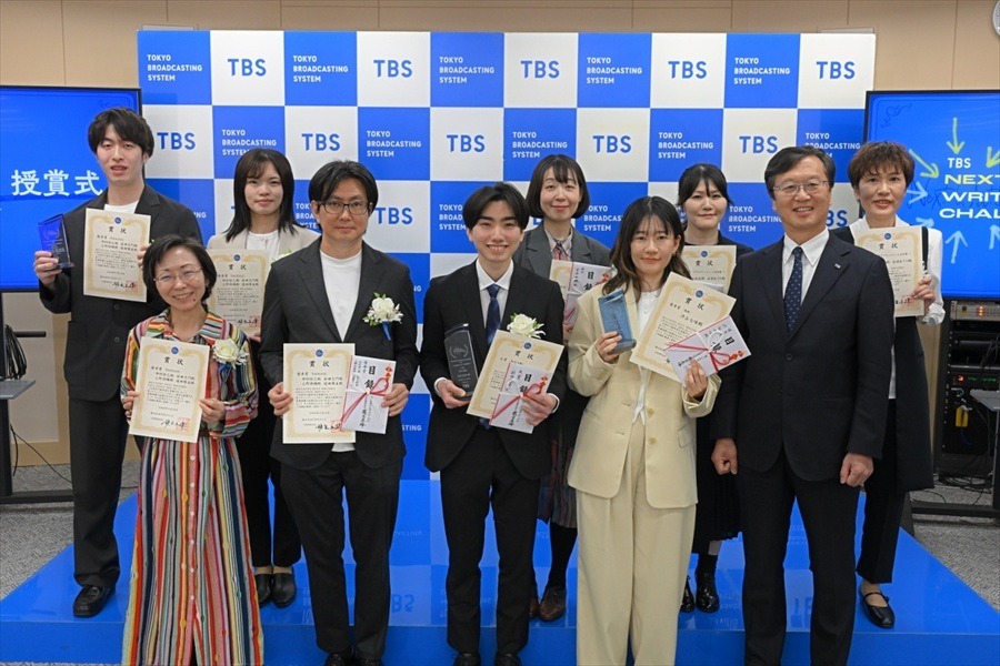 前列右からTBS テレビ代表取締役社長 龍宝正峰、渋谷七味、前田悠冴、仲村弦己、境田博美後列右から、安達あづさ、磯﨑由佳、吉田香織、上野詩織、前田志門