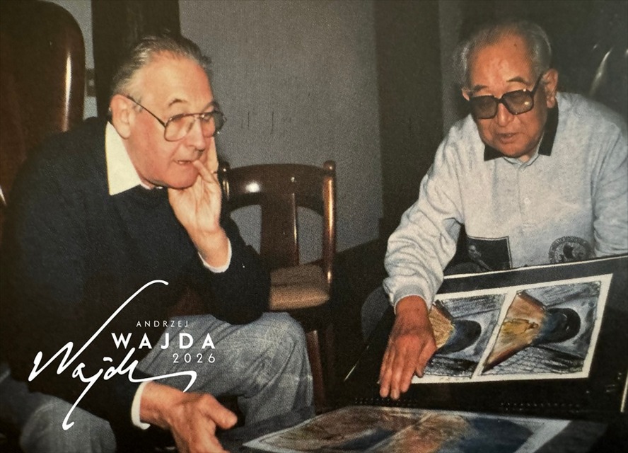 アンジェイ・ワイダと黒澤 明、『夢』のストーリーボードを前に。写真：Krystyna Zachwatowicz-Wajda 提供：ワイダスクール