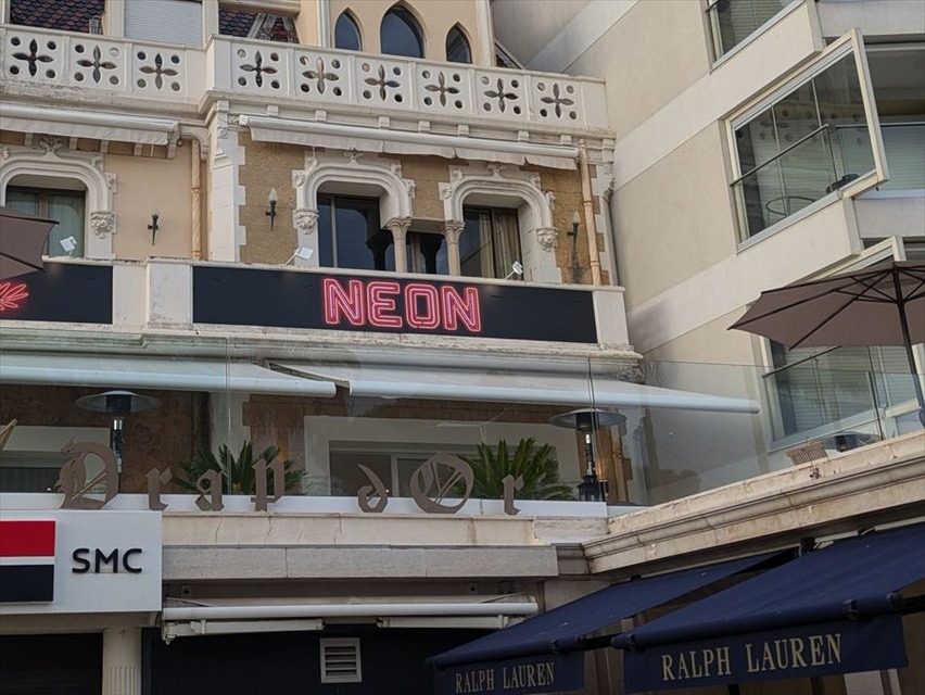カンヌのホテルのベランダに掲げられていたNEONの垂れ幕