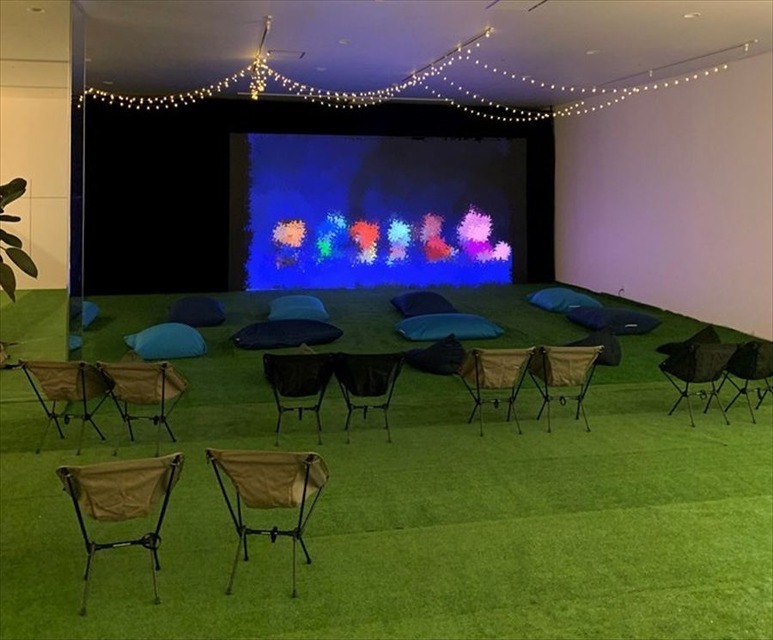 イオンエンターテイメント、DCI認証LEDビジョン活用した「LEDヘッドホンシネマ」を始動。映画館のない地域でも映画上映を可能に
