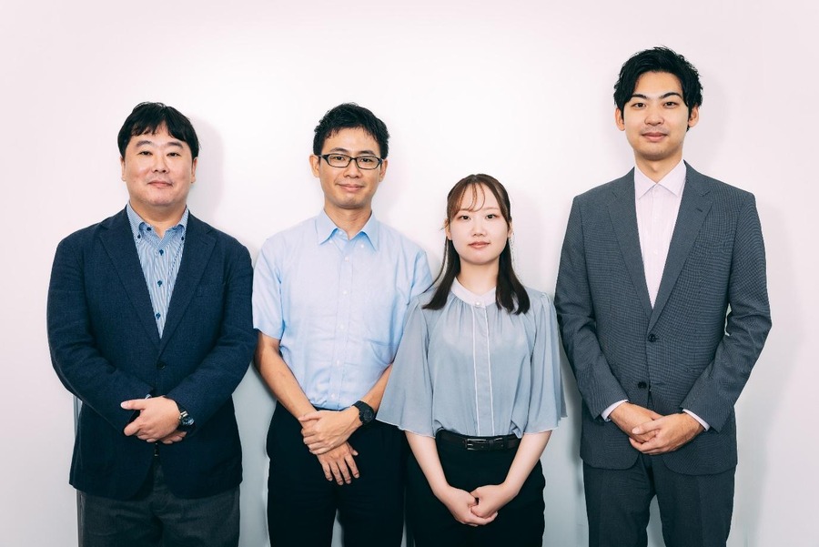 左から：産業・流通情報サービス第三事業部 サービス第二本部 第三システム部長　山田浩貴氏、同事業部 第一グループ技師　八木彩人氏、同事業部 第一グループ　宮後亜衣氏、産業・流通営業統括本部　第四営業本部 第一営業部 第一グループ　須貝玲哉氏