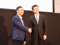 左から、ド・タイン・ハイ氏、龍宝正峰氏