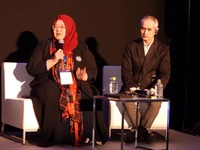 ニニ・ユソフ氏（左）