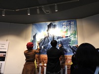 上映後にサインする監督たち