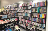 コミック・ライトノベルが並ぶ店内（タウソン店）