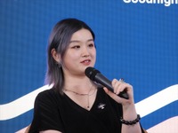 Connie He氏