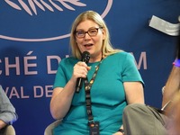 Angela Dunning氏