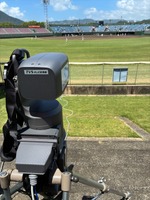 スタジアムのセンター観客席に設置されたBolin EXU248F。カメラ位置を無人とし、中継席からリモート操作。