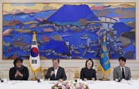 Director Bong Meets South Korean President In Seoul