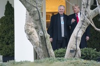 ジョン・ヴォイト（左）とトランプ大統領（右）