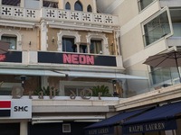 カンヌのホテルのベランダに掲げられていたNEONの垂れ幕