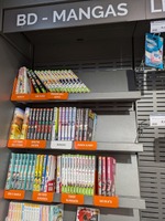 フランスの駅の売店のマンガコーナー