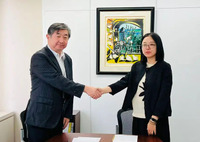 左：阪上仁志（公益財団法人ユニジャパン 東京国際映画祭 事務局長）右：曹吟（上海国際影視節中心 副主任）